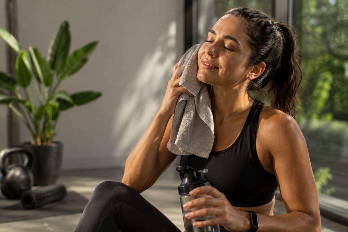 Persona refrescándose después de un entrenamiento intenso