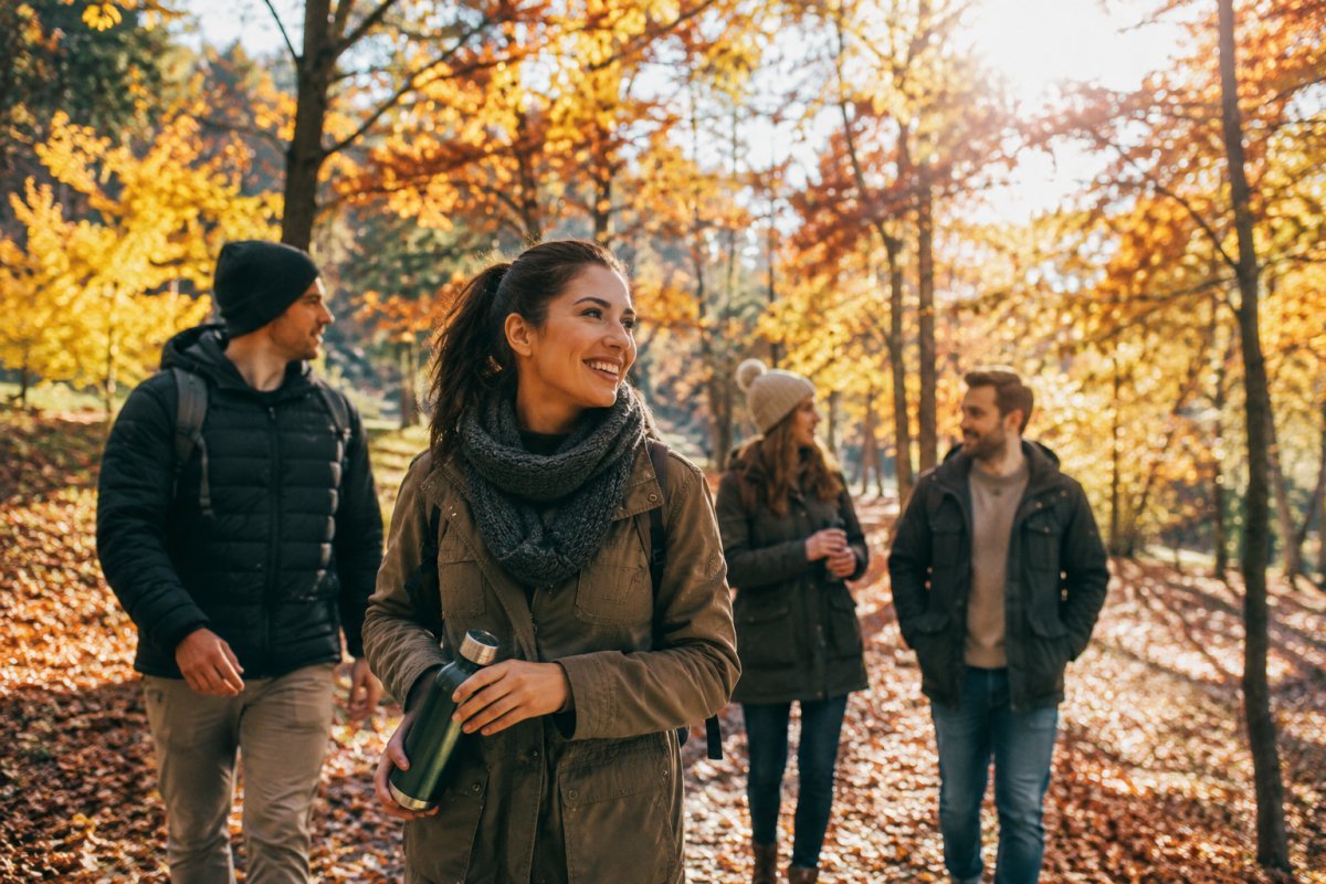 Un grupo de personas disfrutando al aire libre en otoño